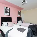 Stylish 3 Bed Edinburgh Abode-Parking And Garden