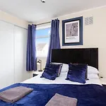 Stylish 3 Bed Edinburgh Abode-Parking And Garden